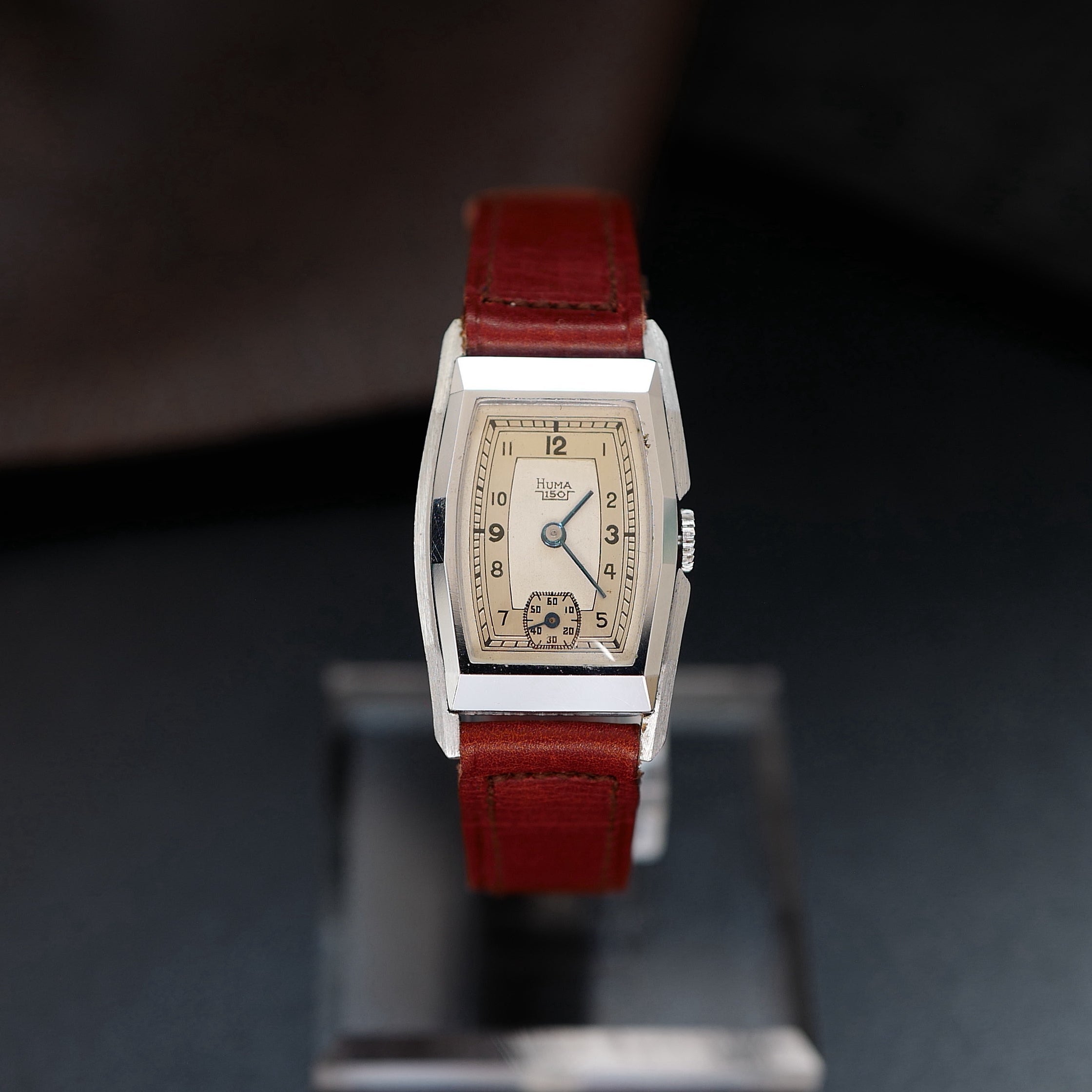 Montre tonneau Huma Art Deco deux tons des années 1940, cadran élégant avec détails vintage, bracelet en cuir brun foncé