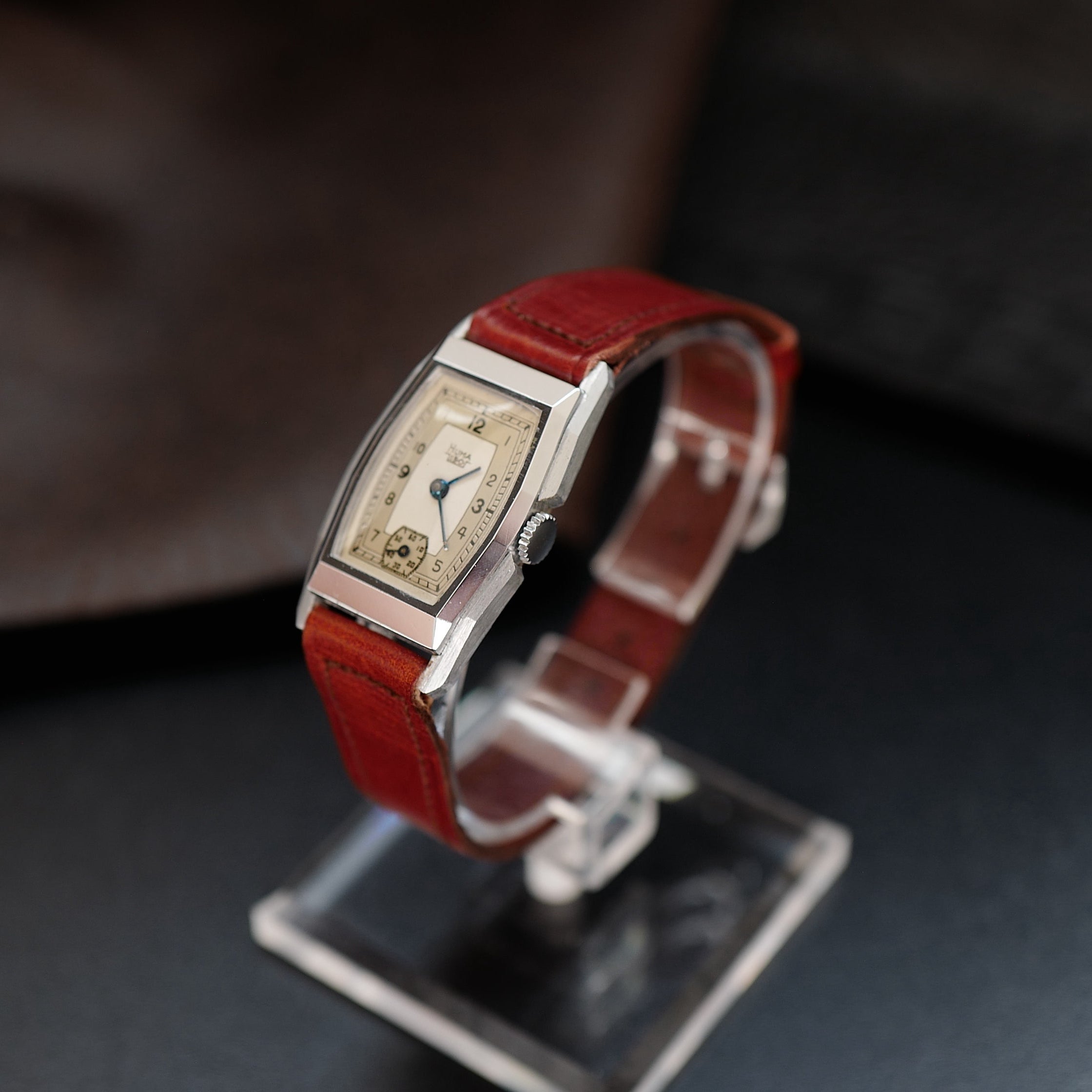 Montre tonneau Art Deco Huma deux tons des années 1940, boîtier en acier inoxydable et cadran élégant.