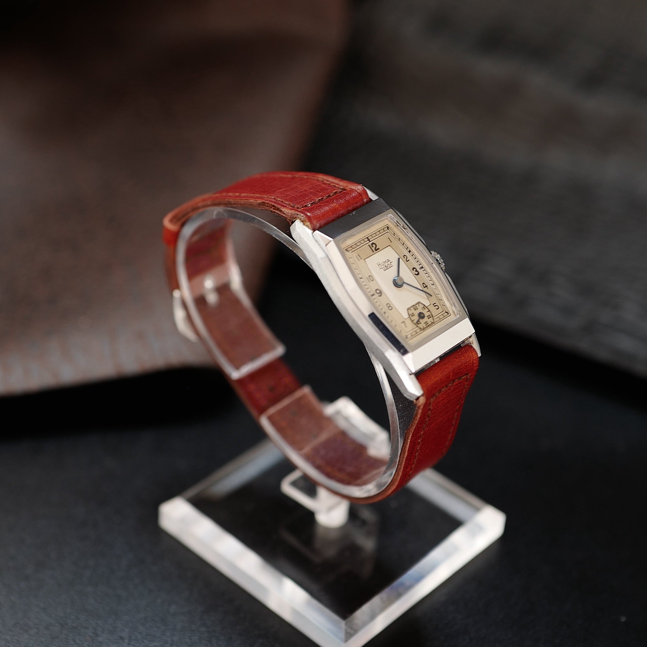 Montre homme Huma Art Deco Tonneau Deux Tons des années 1940, boîtier en métal coloré et design élégant.