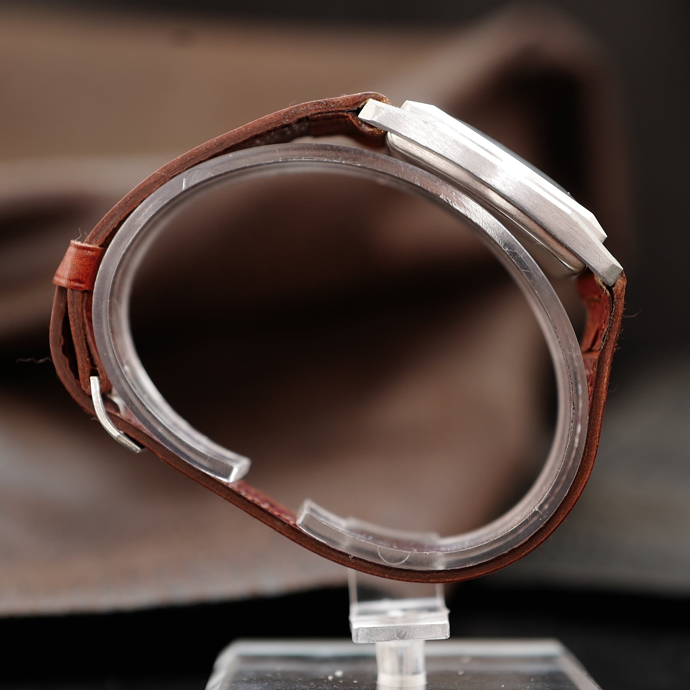 Montre Huma Art Deco Tonneau deux tons des années 1940, boîtier en acier inoxydable avec cadran rétro et bracelet en cuir.