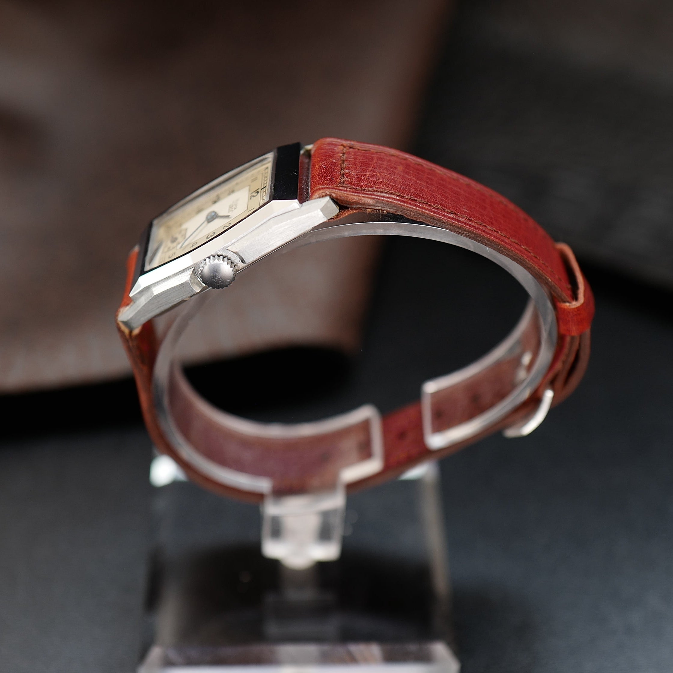 Montre tonneau Art Déco deux tons Huma des années 1940, boîtier en acier avec détails élégants, cadran classique.