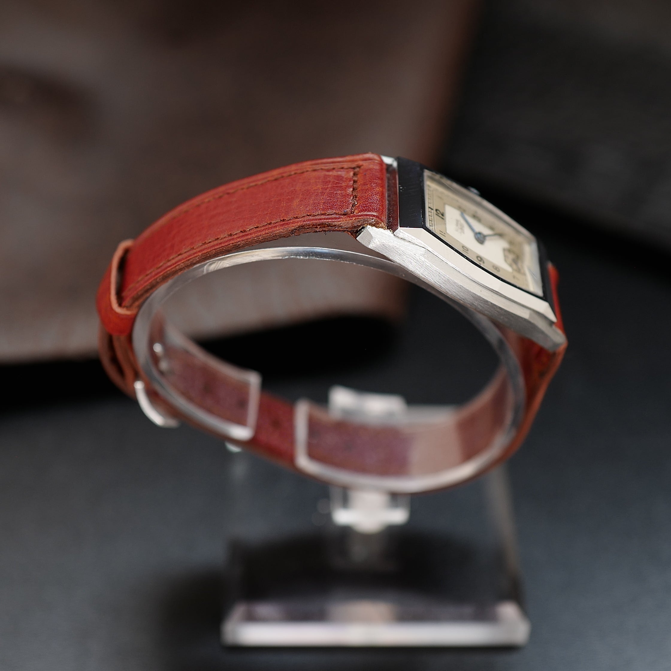 Montre Huma Art Deco Tonneau bicolore des années 1940, style élégant et vintage avec boîtier en acier et finition polie