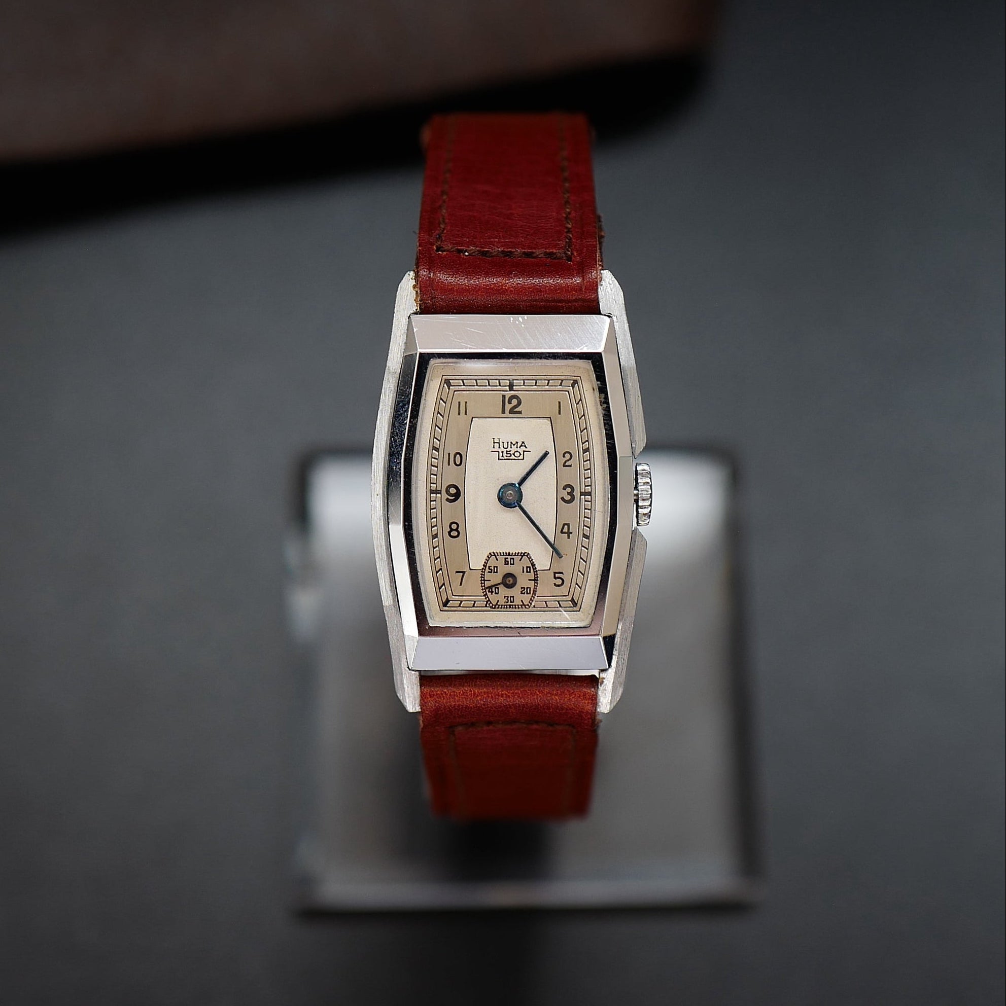 Montre Tonneau Art Déco deux tons Huma des années 1940, boîtier en acier inoxydable avec cadran vintage.