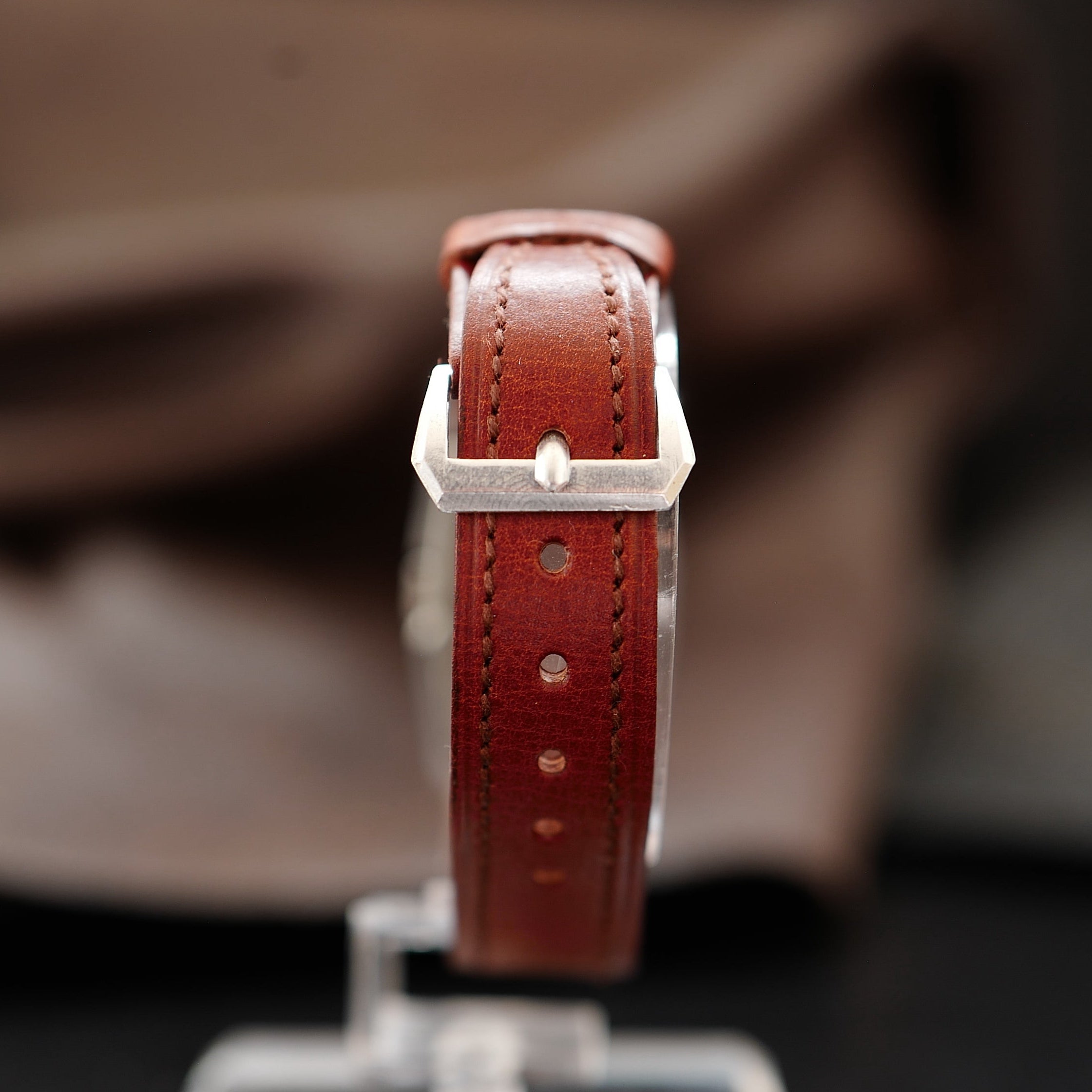 Montre tonneau Art Déco Huma des années 1940, deux tons avec cadran élégant et bracelet en cuir vintage.