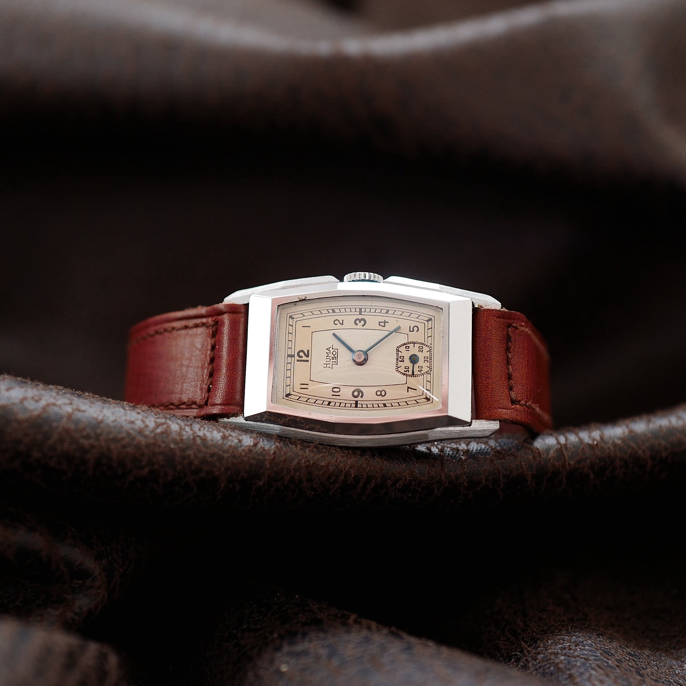 Montre tonneau Huma Art Deco deux tons des années 1940, élégante avec cadran et bracelet sophistiqués.
