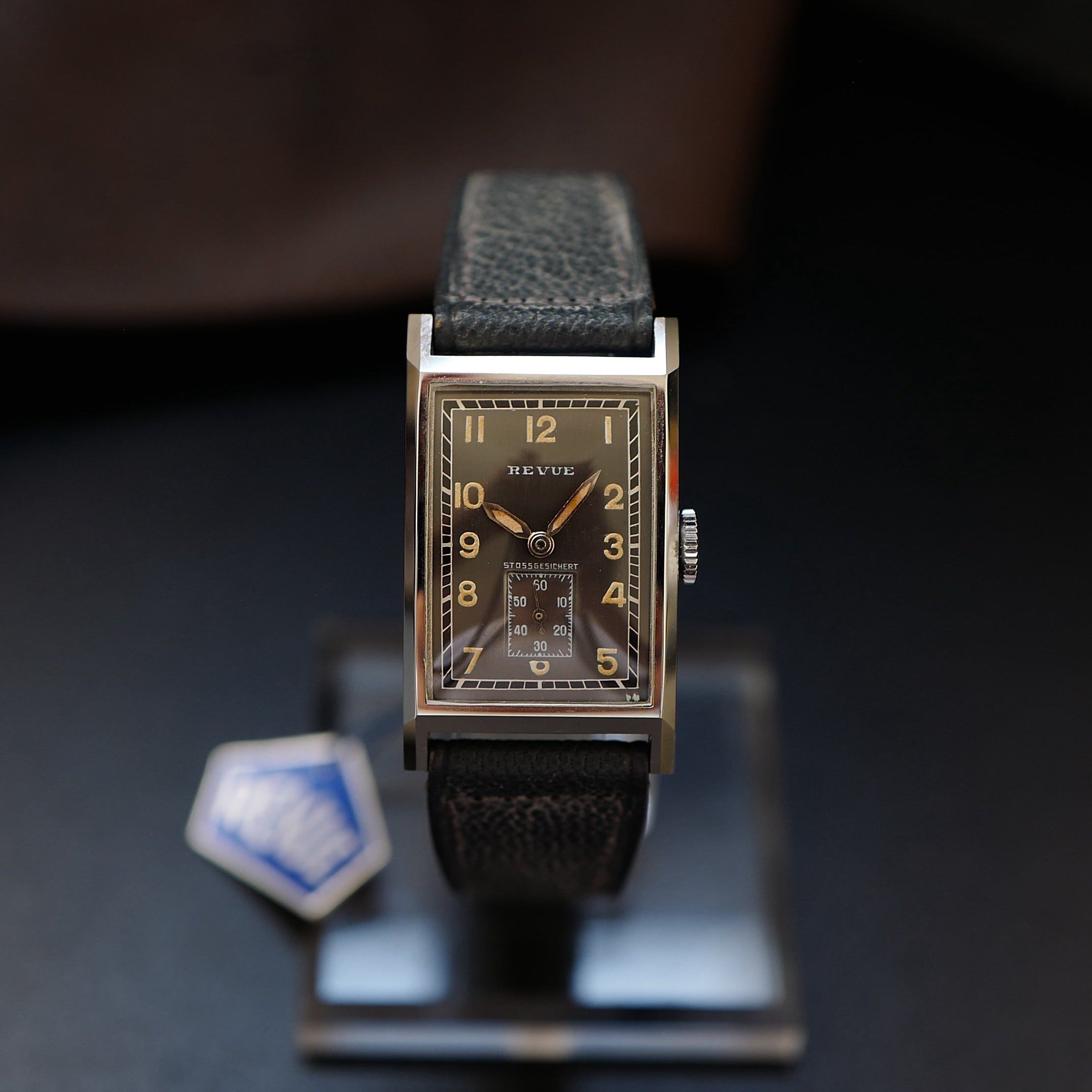 Montre Revue Type Tank gris avec cadran Art Déco, style WWII N.O.S, boîtier en acier, montre vintage Revue Thommen.