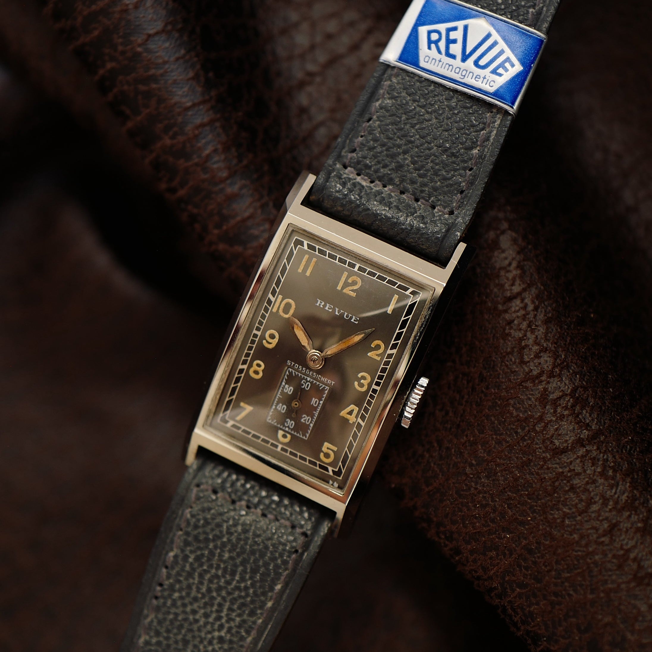 Montre Revue Type Tank gris avec cadran art déco, style WWII, neuve avec boîtier en acier, montre-bracelet vintage Revue Thommen.