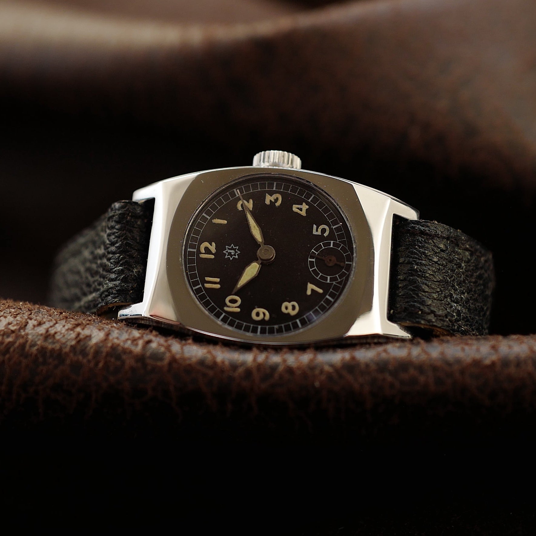 Montre Junghans Type Tank Tonneau Art Déco militaire allemande WWII, boîtier tonneau  avec cadran noir et aiguilles feuilles. 