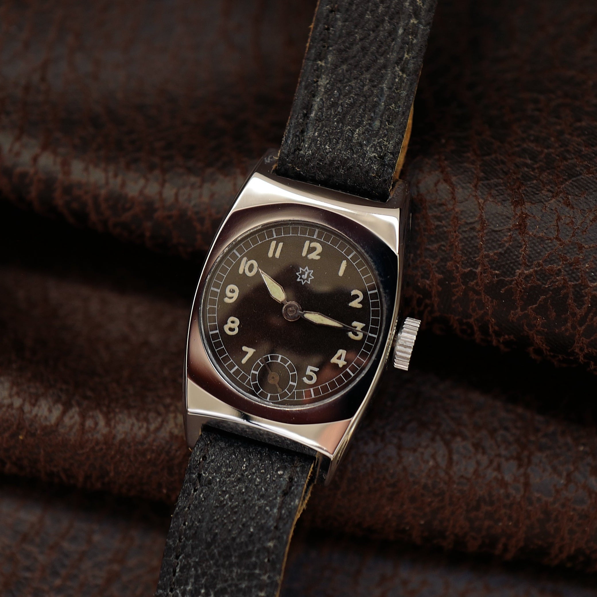 Junghans Military WWII Tonneau | Montre militaire, cadran noir, aiguilles bleuies.