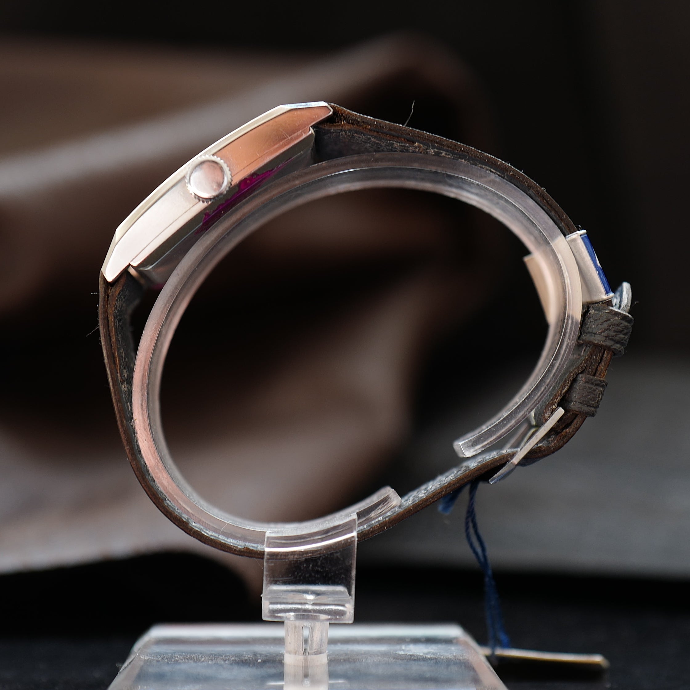 Montre Revue Type Tank gris avec cadran art déco, style WWII, neuve, fabriquée par Revue Thommen.
