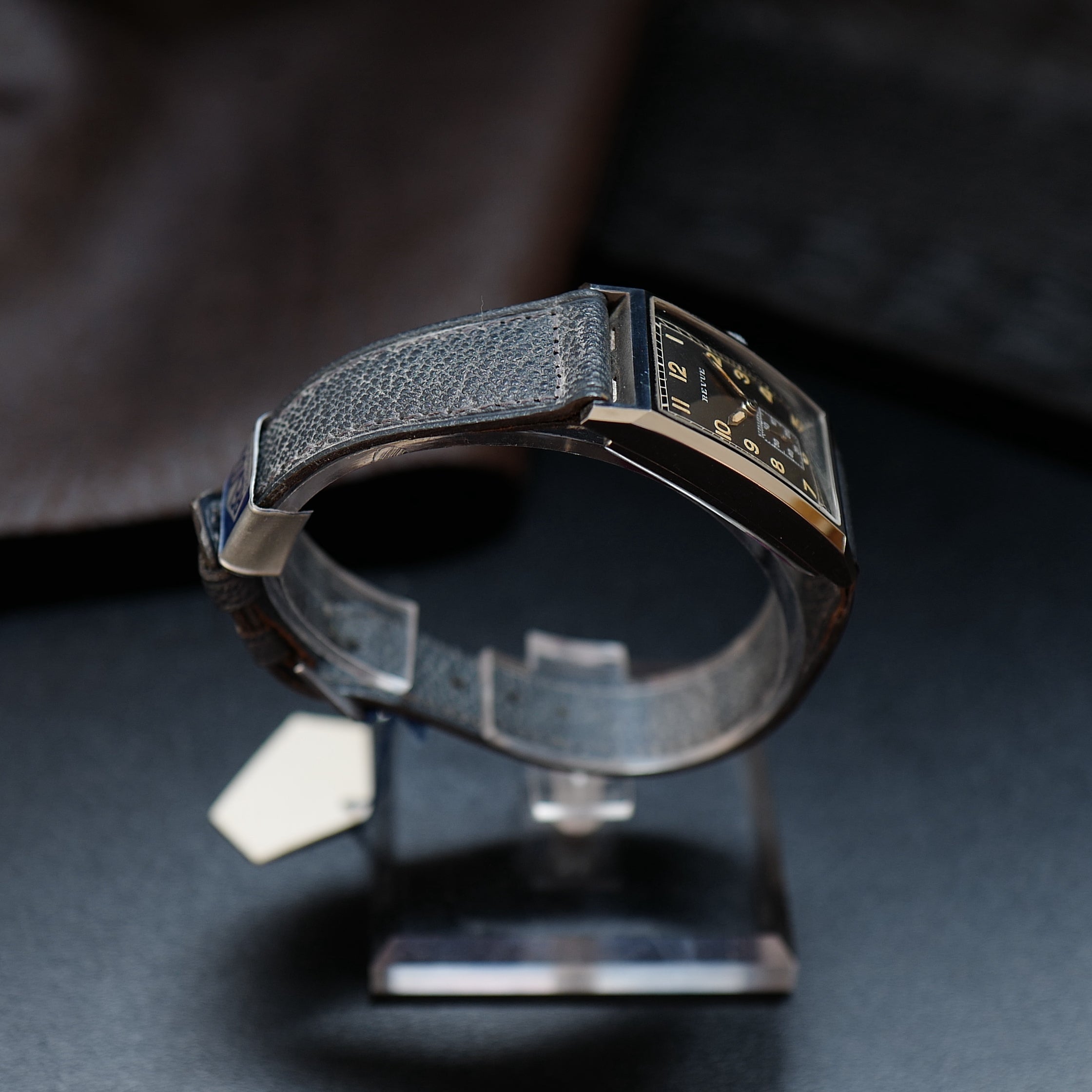 Montre Revue Type Tank gris avec cadran Art Déco, style WWII, neuve, avec boîtier en acier et bracelet en cuir.