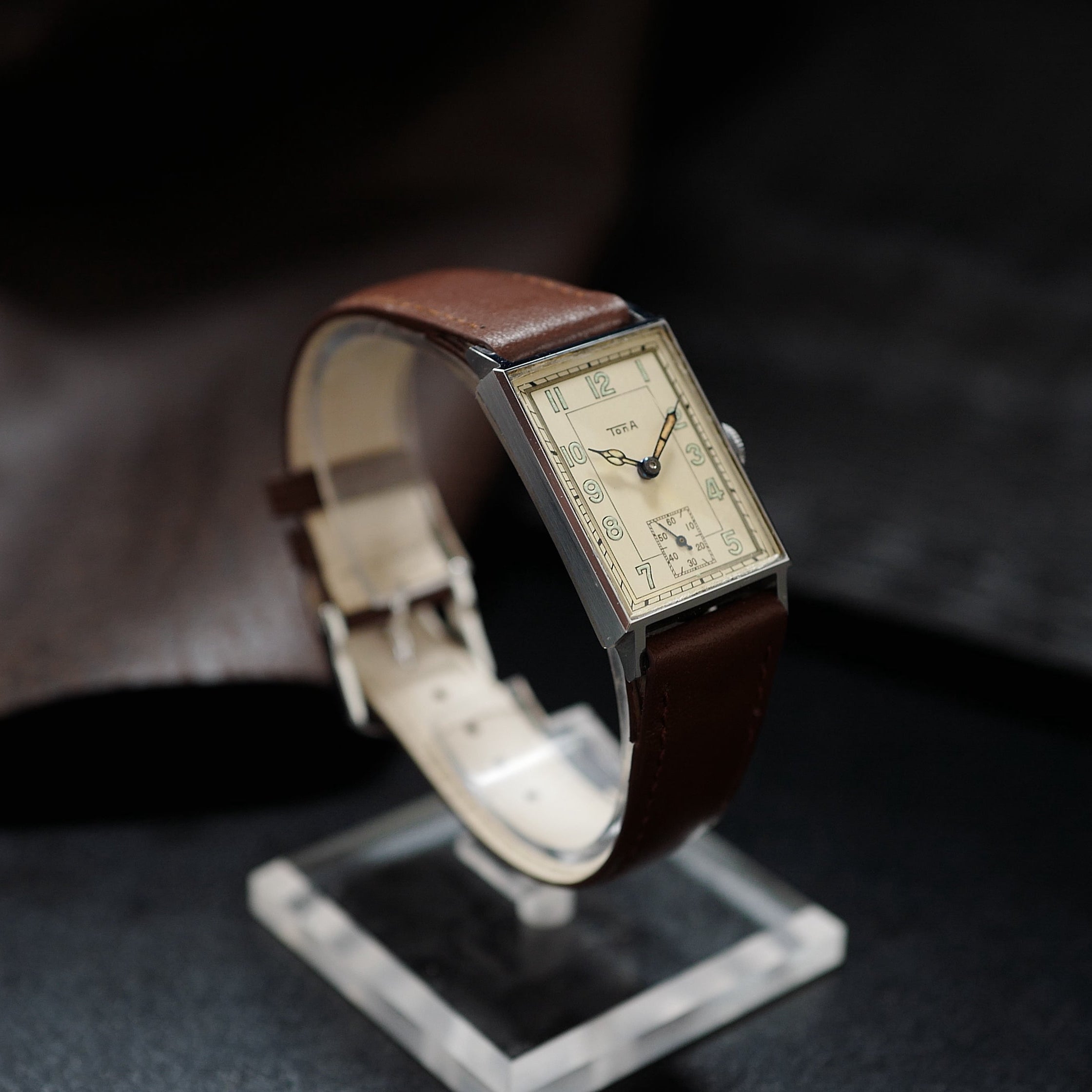 Montre Tona Tank Cream Dial petite seconde, vintage des années 1950, N.O.S, boîtier en acier avec cadran crème.