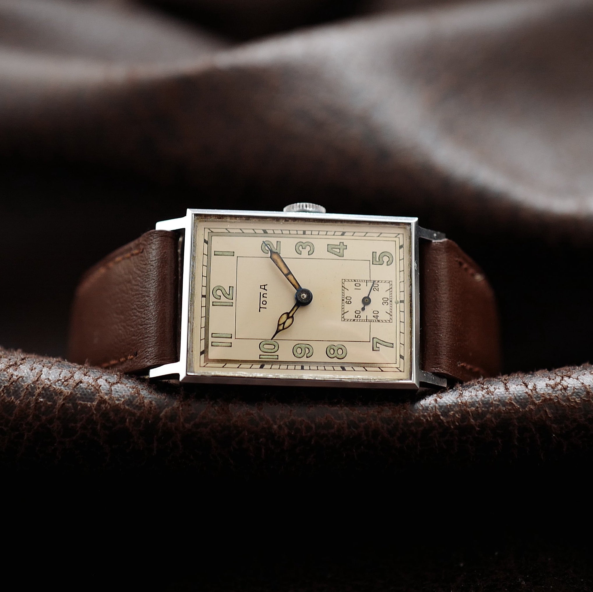 Montre Tona Tank Cream Dial petite seconde, vintage 1950s, N.O.S, boîtier en acier inoxydable avec cadran crème et aiguilles noires