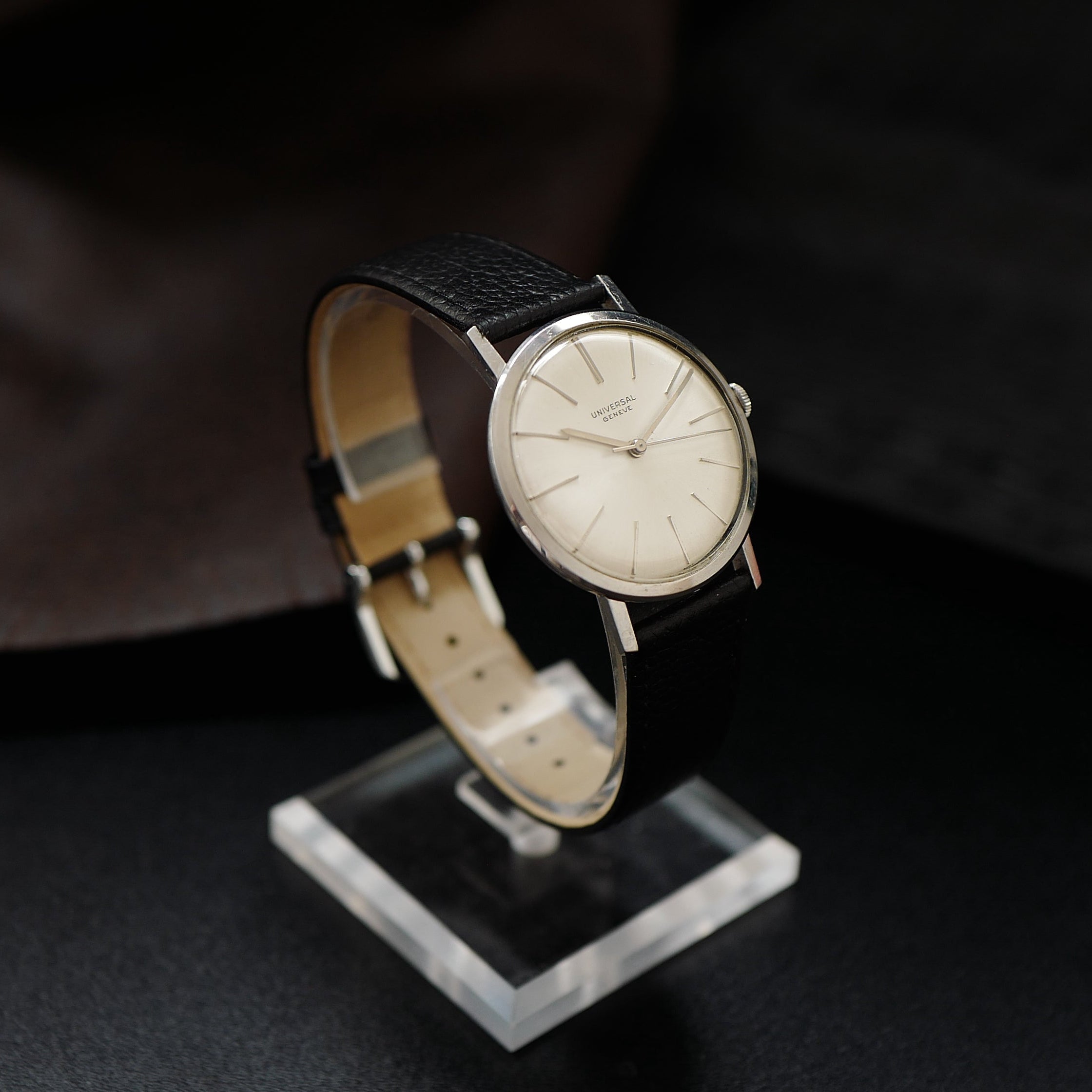Montre Universal Genève à boîtier fin en argent avec cadran vintage des années 1960, affichage classique et élégant.
