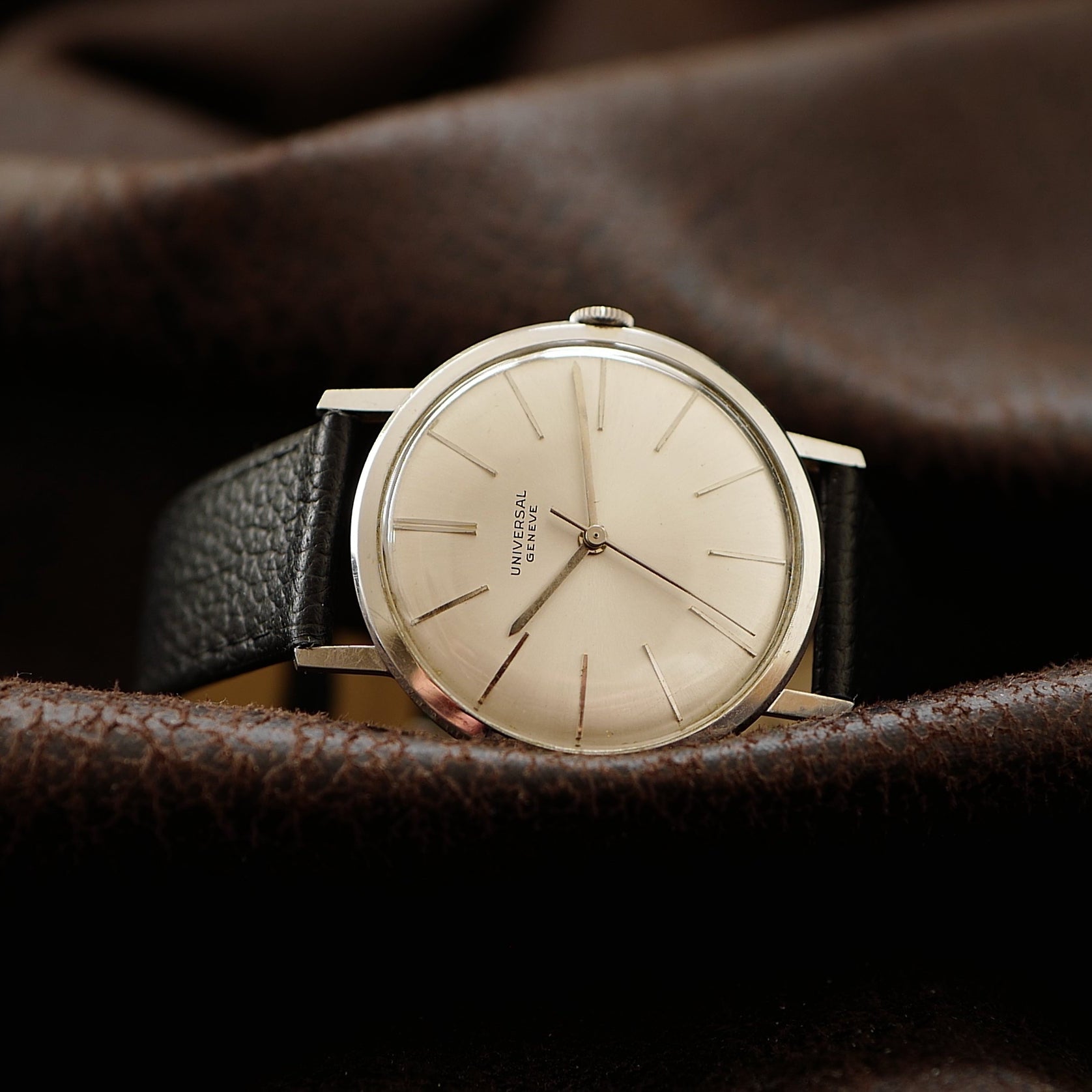 Montre Universal Genève Thin Case avec cadran argenté des années 1960, boîtier fin et élégant, vue de face.