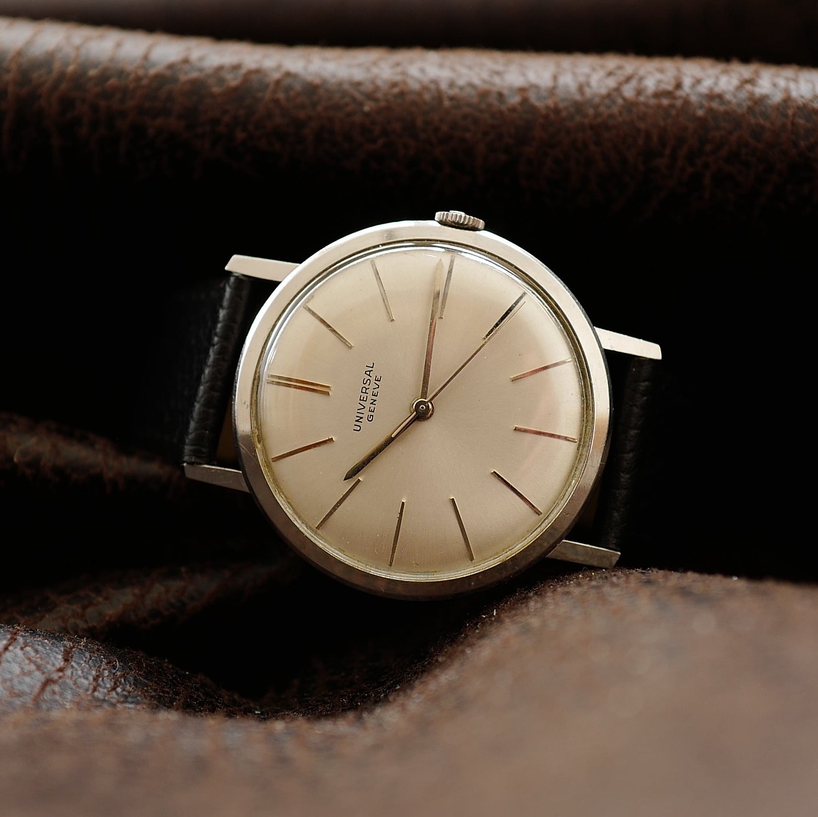 Montre Universal Genève à boîtier fin en argent avec cadran des années 1960, affichant l'heure avec style vintage.