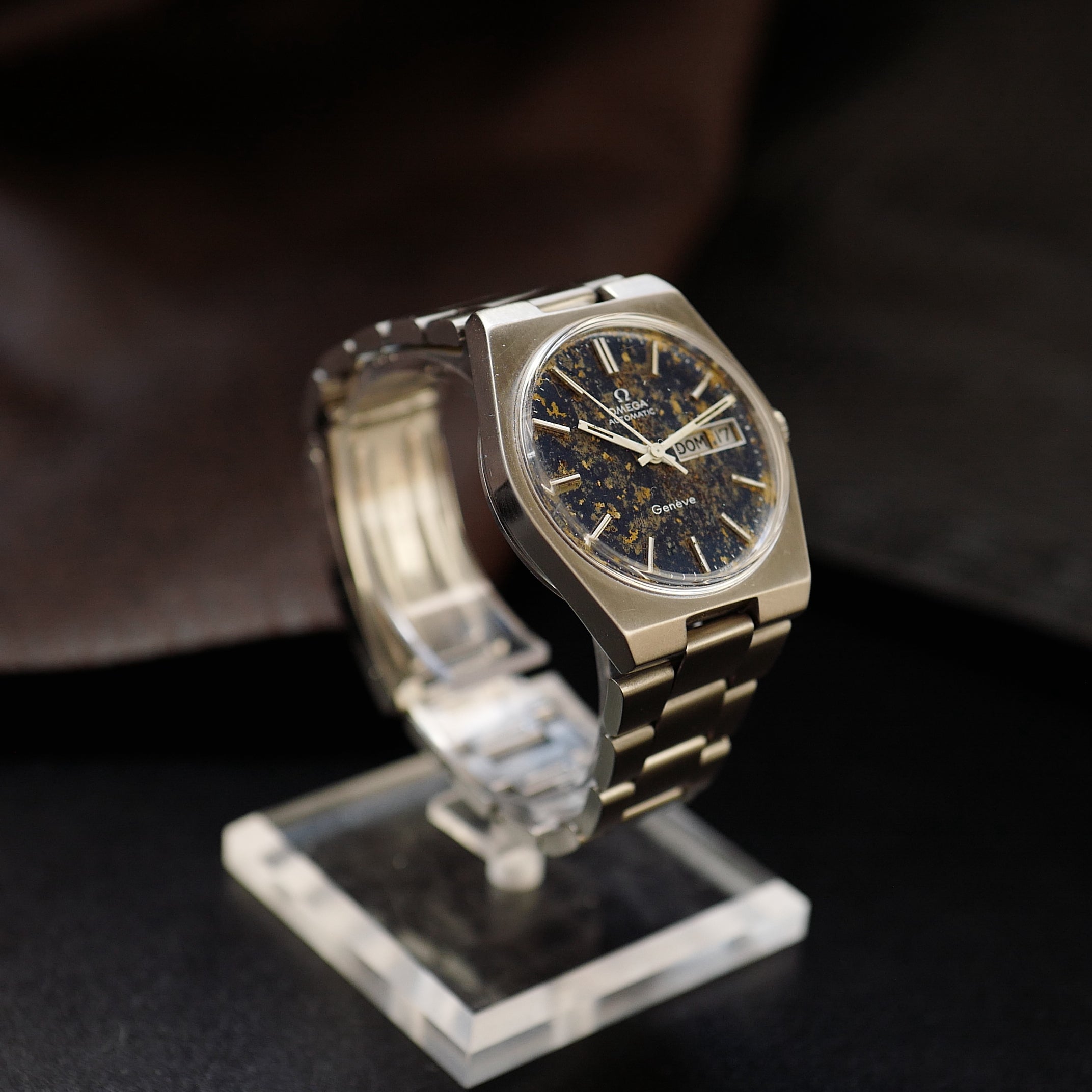 Montre Omega Genève Day Date des années 1970 avec cadran en météorite bleue, boîtier en acier inoxydable, référence 166.0125.