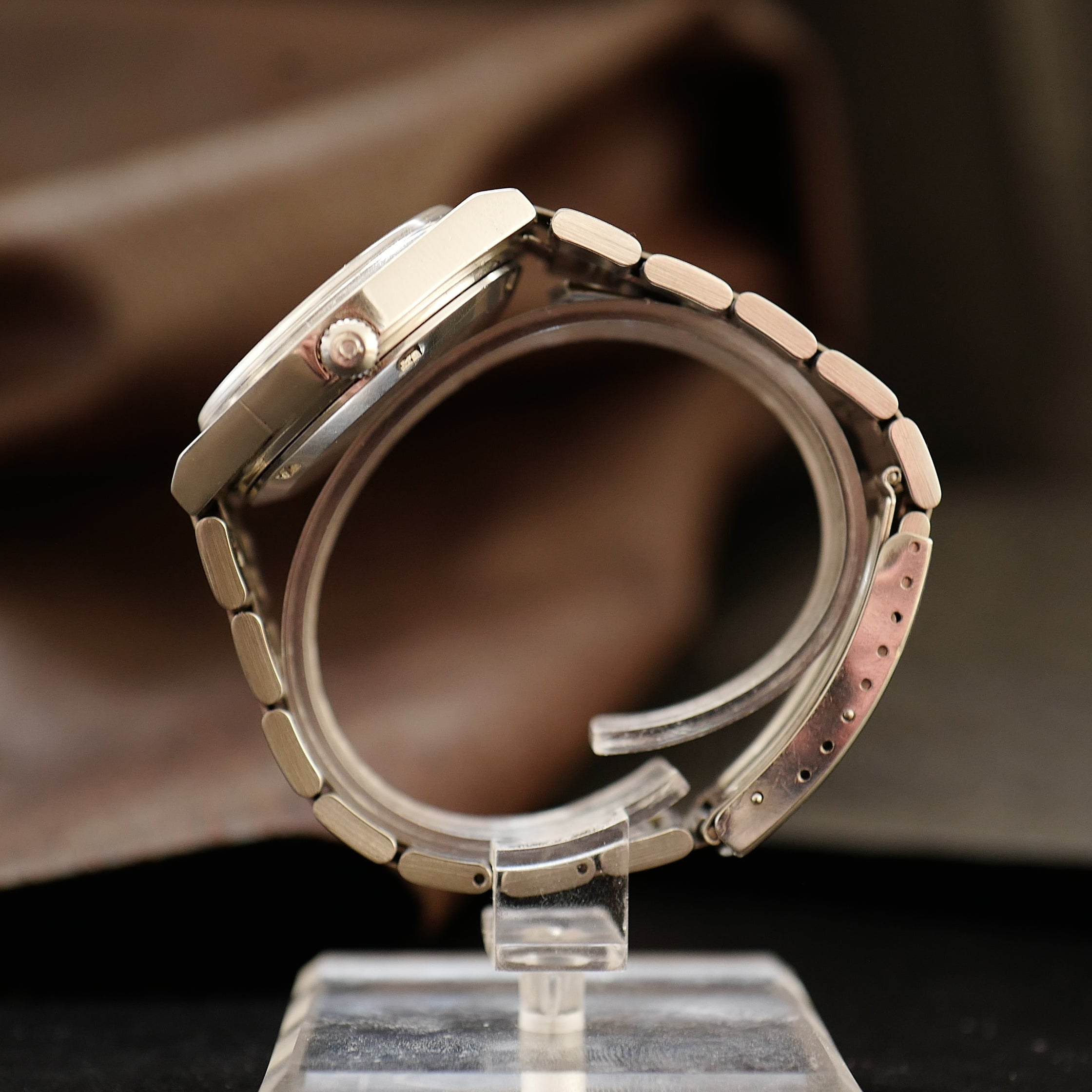 Montre Omega Genève Day Date des années 1970 avec cadran en météorite bleue et boîtier en acier inoxydable.