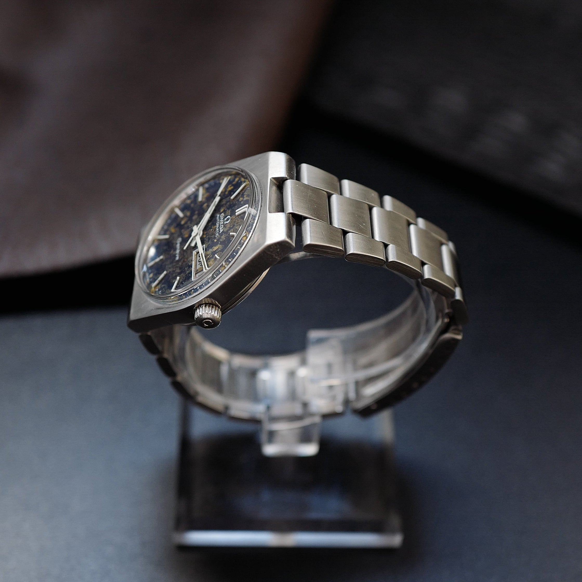 Montre Omega Genève Day Date des années 1970 avec cadran en météorite bleue, boîtier en acier inoxydable, référence 166.0125.