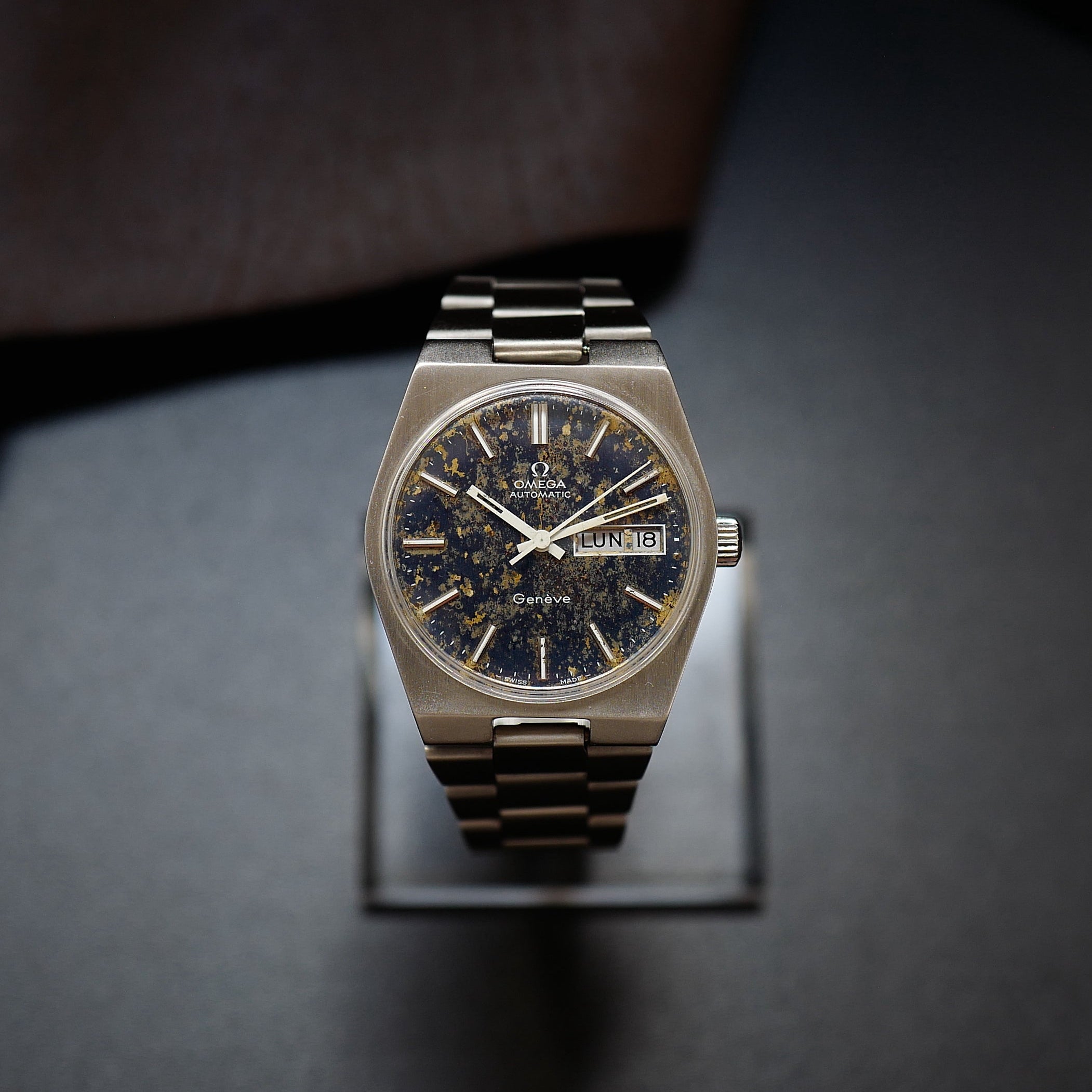Montre Omega Genève Day Date bleue en météorite des années 1970, modèle 166.0125, cadran sophistiqué et élégant.