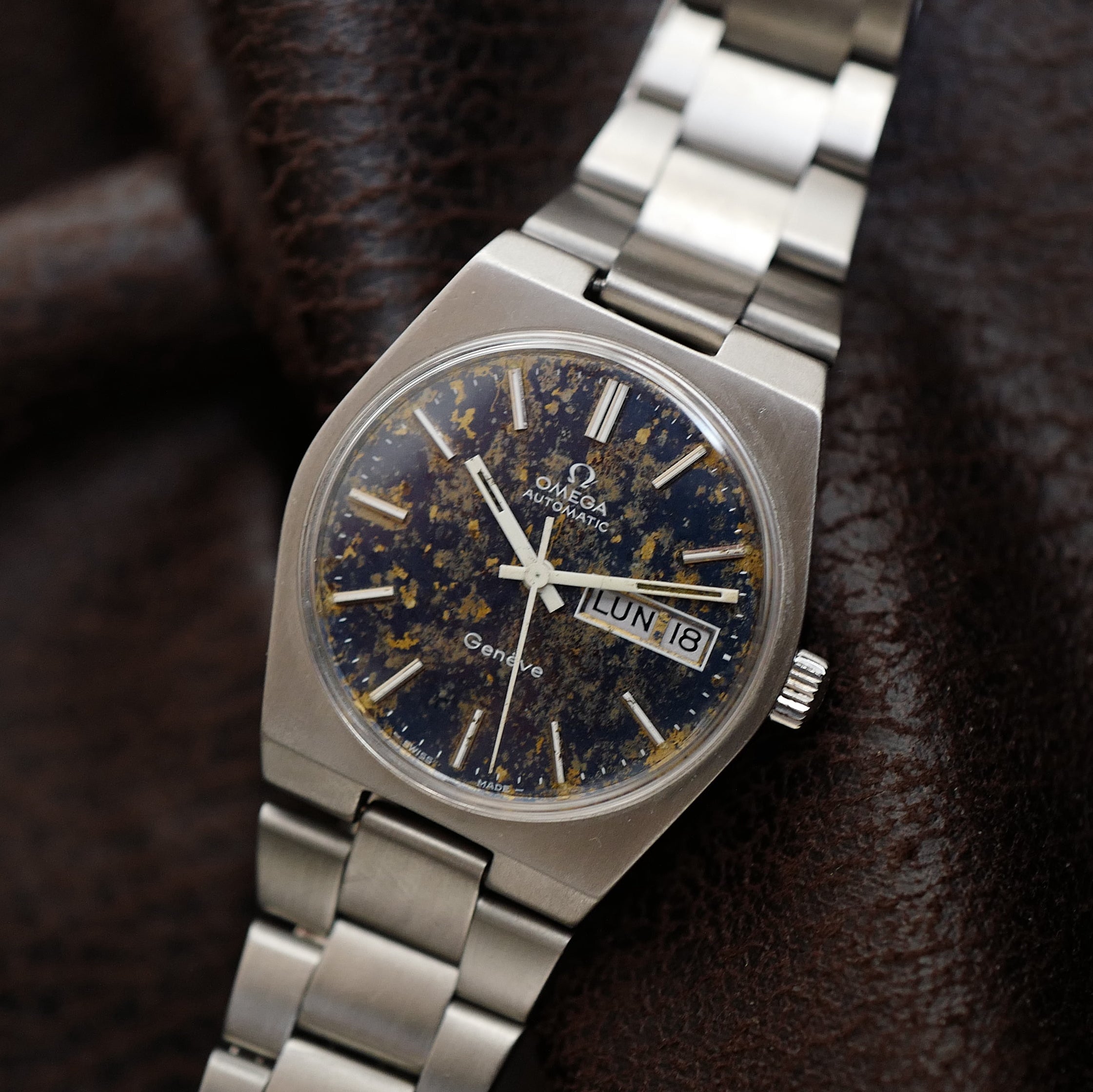 Montre Omega Genève Day Date des années 1970 avec cadran en météorite bleue, boîtier en acier inoxydable, style vintage.