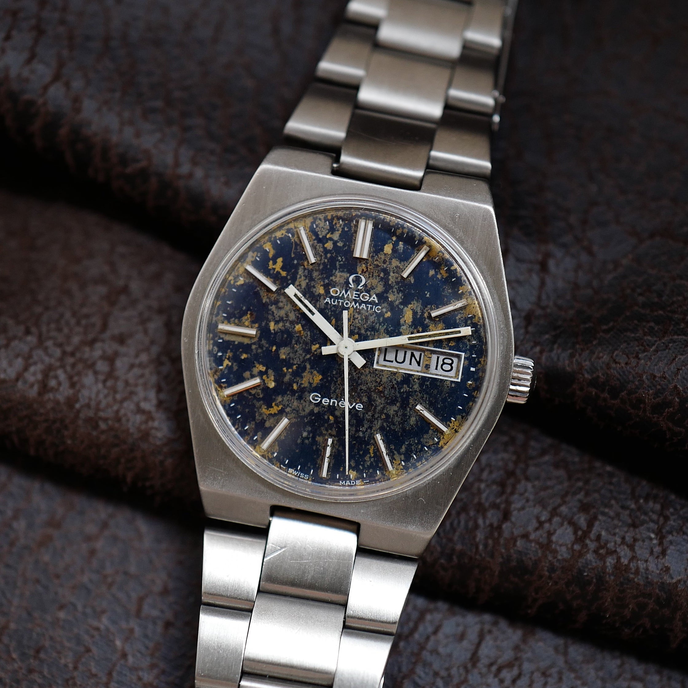 Montre Omega Genève Day Date des années 1970 avec cadran en météorite bleue et boîtier en acier inoxydable.
