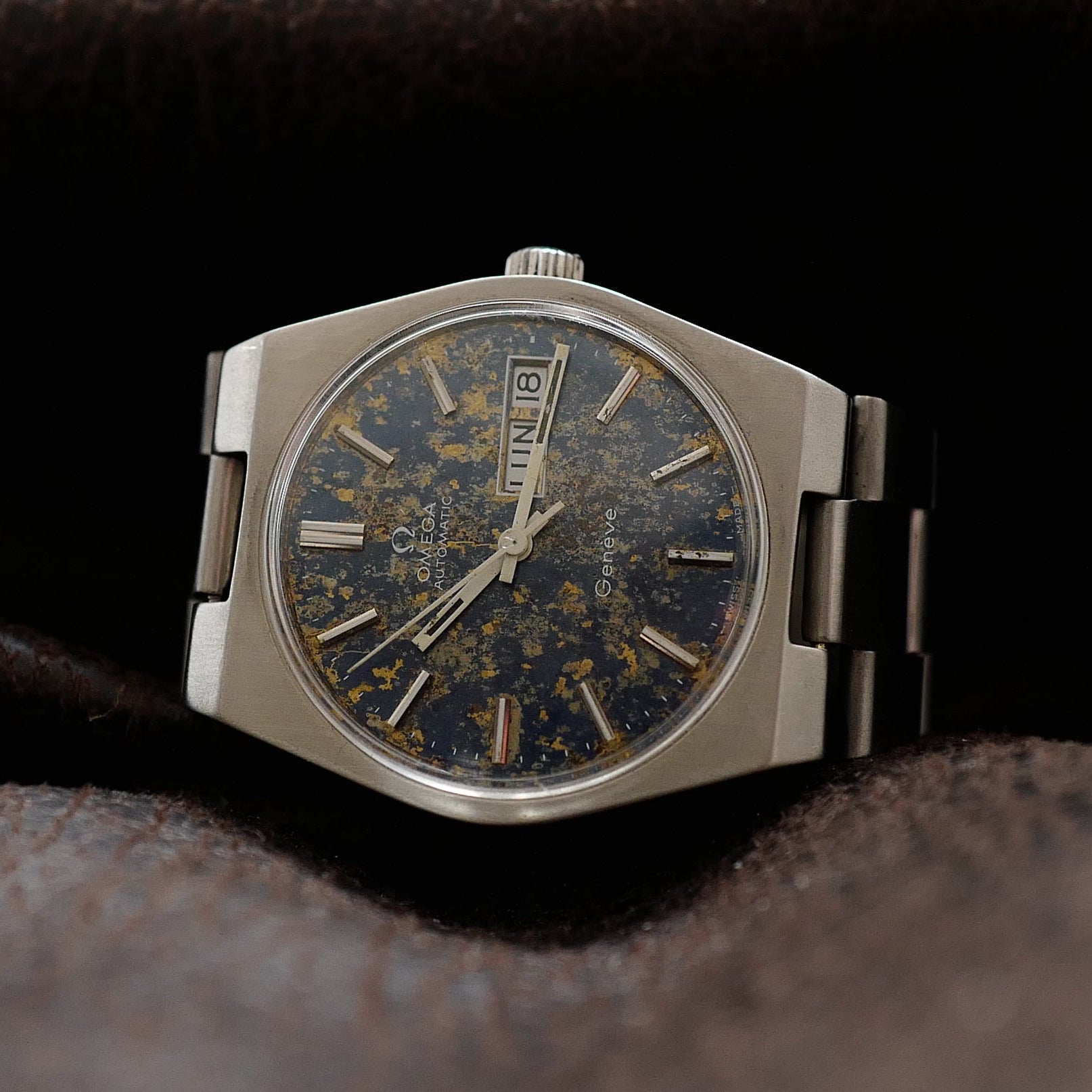 Montre Omega Genève Day Date 1970s avec cadran en météorite bleue et boîtier en acier inoxydable.