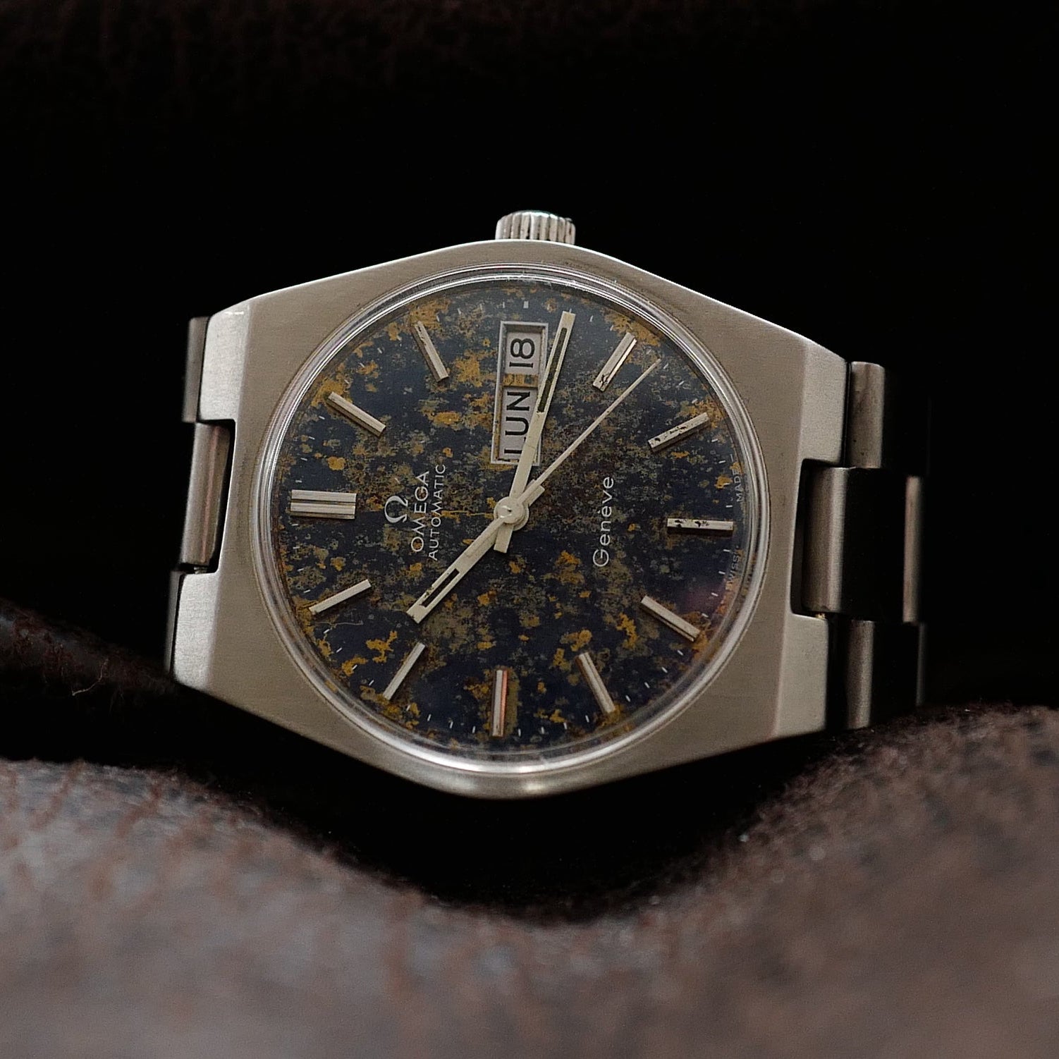 Montre Omega Genève Day Date des années 1970 avec cadran en météorite bleue, boîtier en acier inoxydable, style vintage.