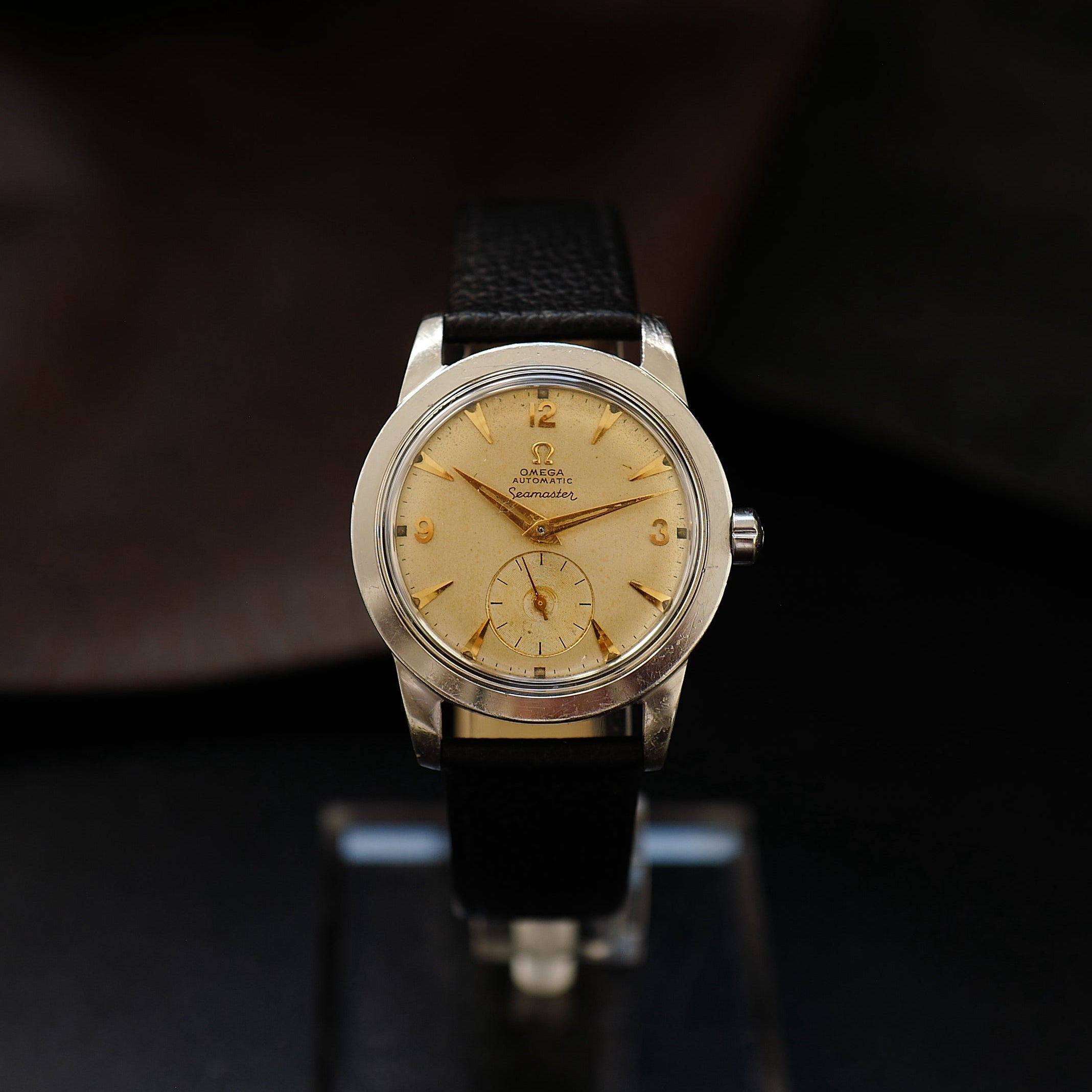Montre Omega Seamaster avec cadran sable, petite seconde, style années 1950, montre-bracelet vintage élégante et classique.