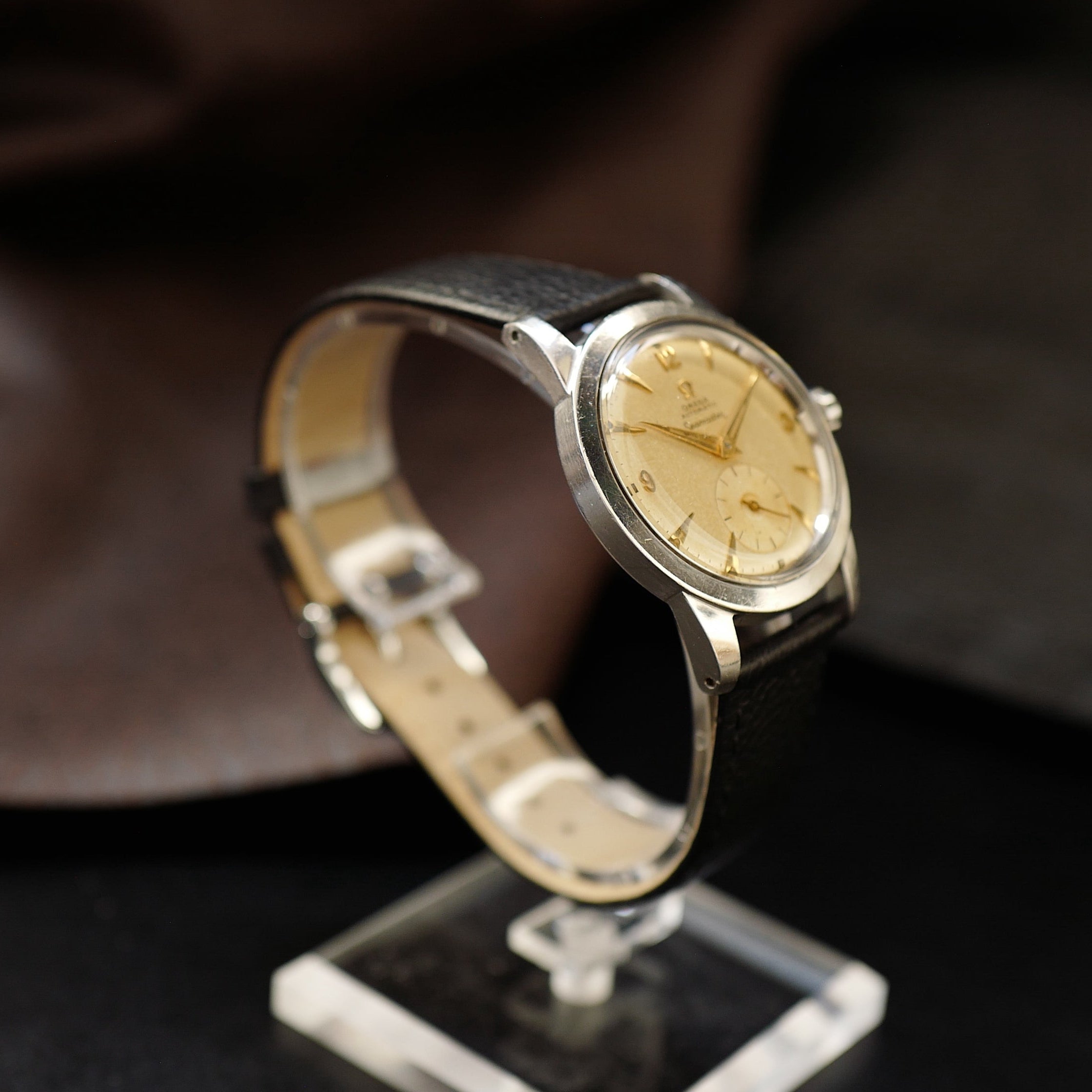 Montre Omega Seamaster avec cadran sable, petite seconde, style des années 1950, affichage classique et élégant.