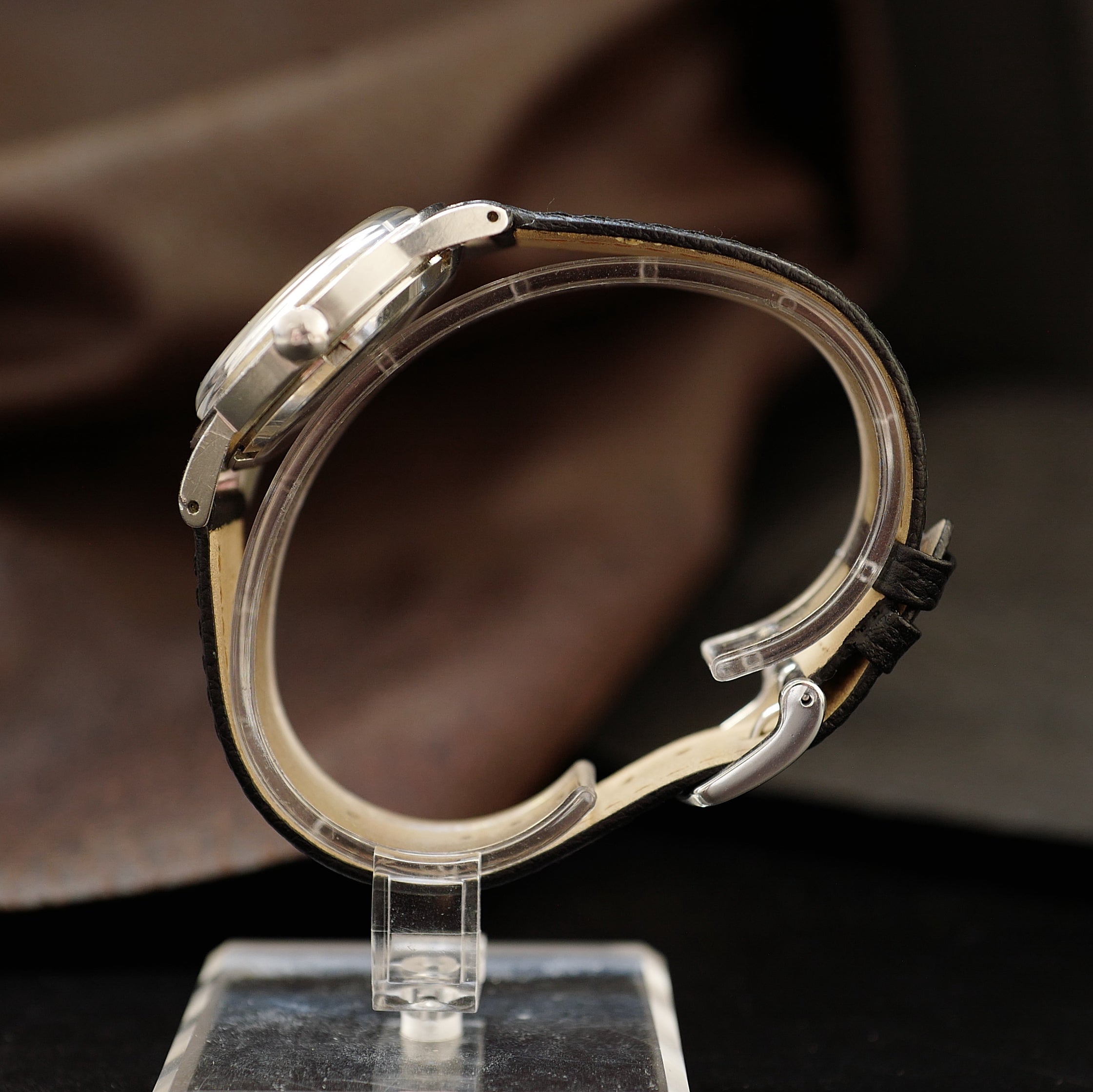 Montre Omega Seamaster Sand Dial avec petite seconde, style des années 1950, affichage clair et élégant.