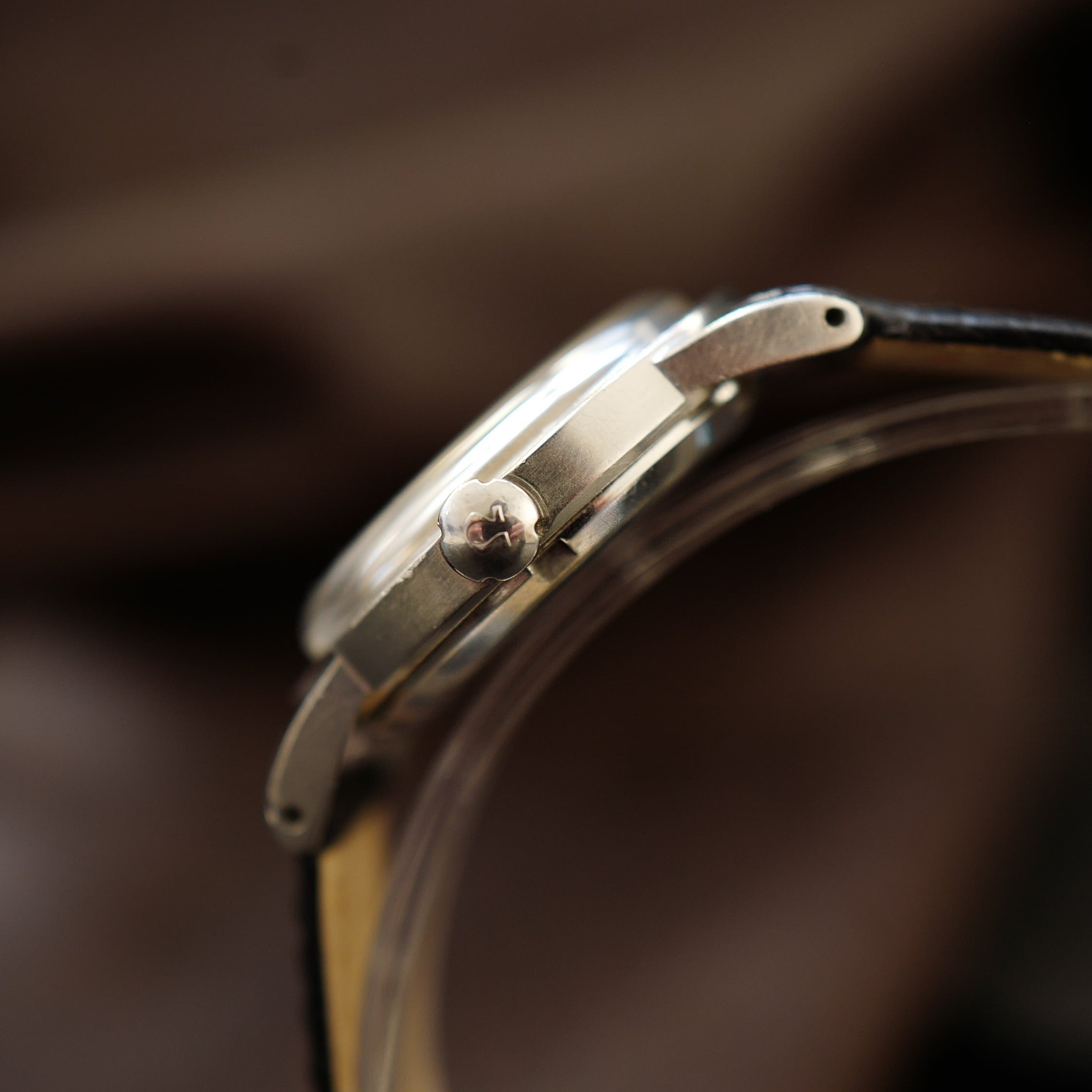 Montre Omega Seamaster avec cadran sable et petite seconde, style des années 1950, montre vintage élégante.