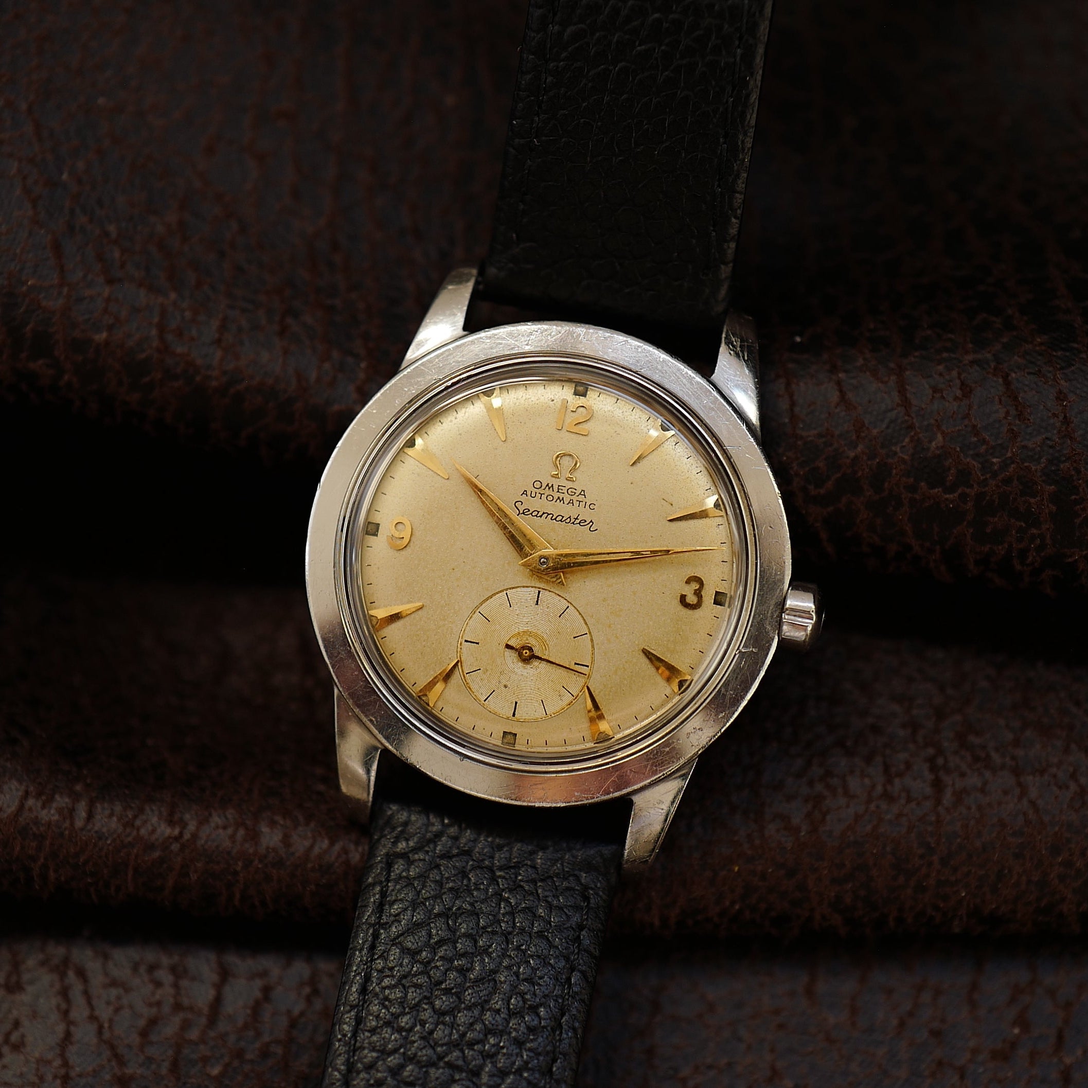 Montre Omega Seamaster avec cadran sable et petite seconde, modèle des années 1950, affichage classique et élégant.