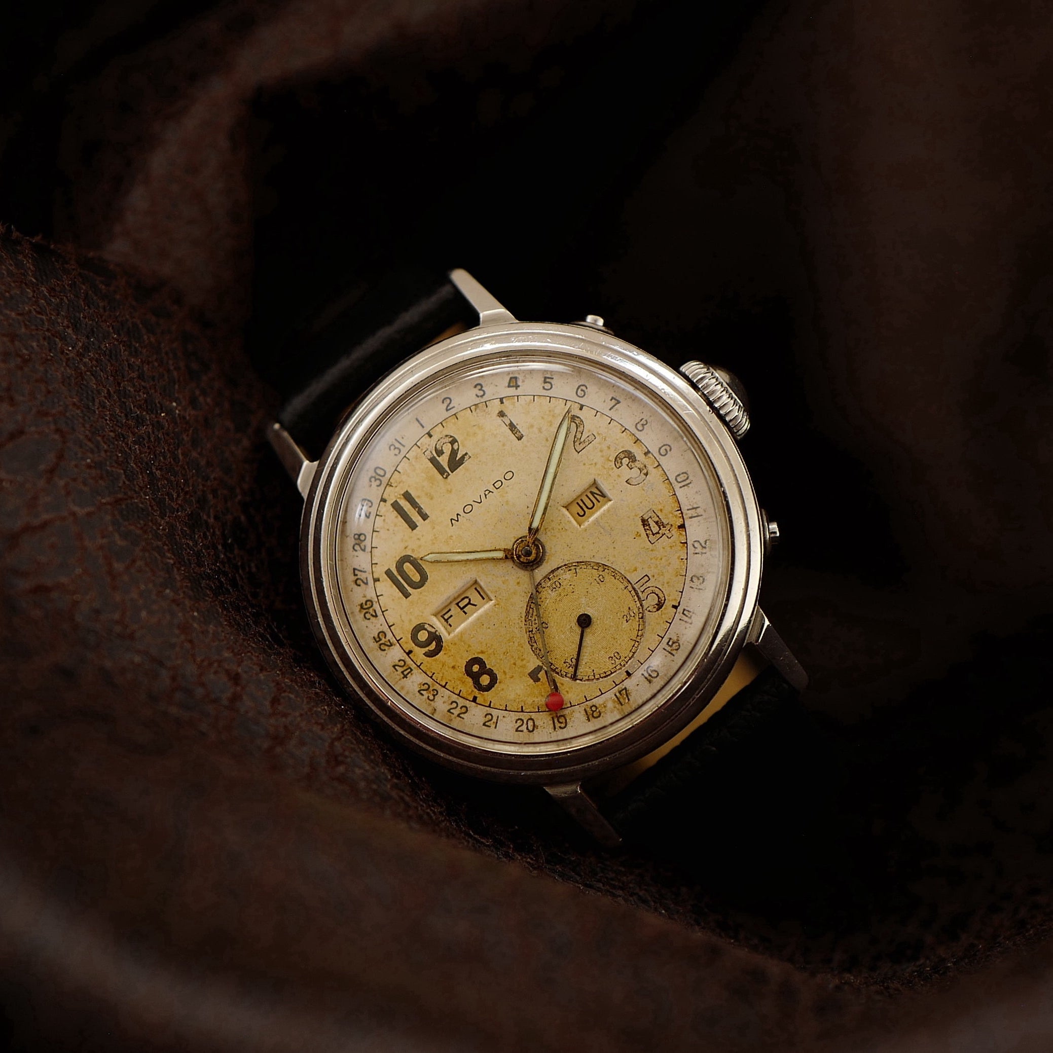 Montre vintage élégante de la manufacture Movado, modèle Calendograf. 