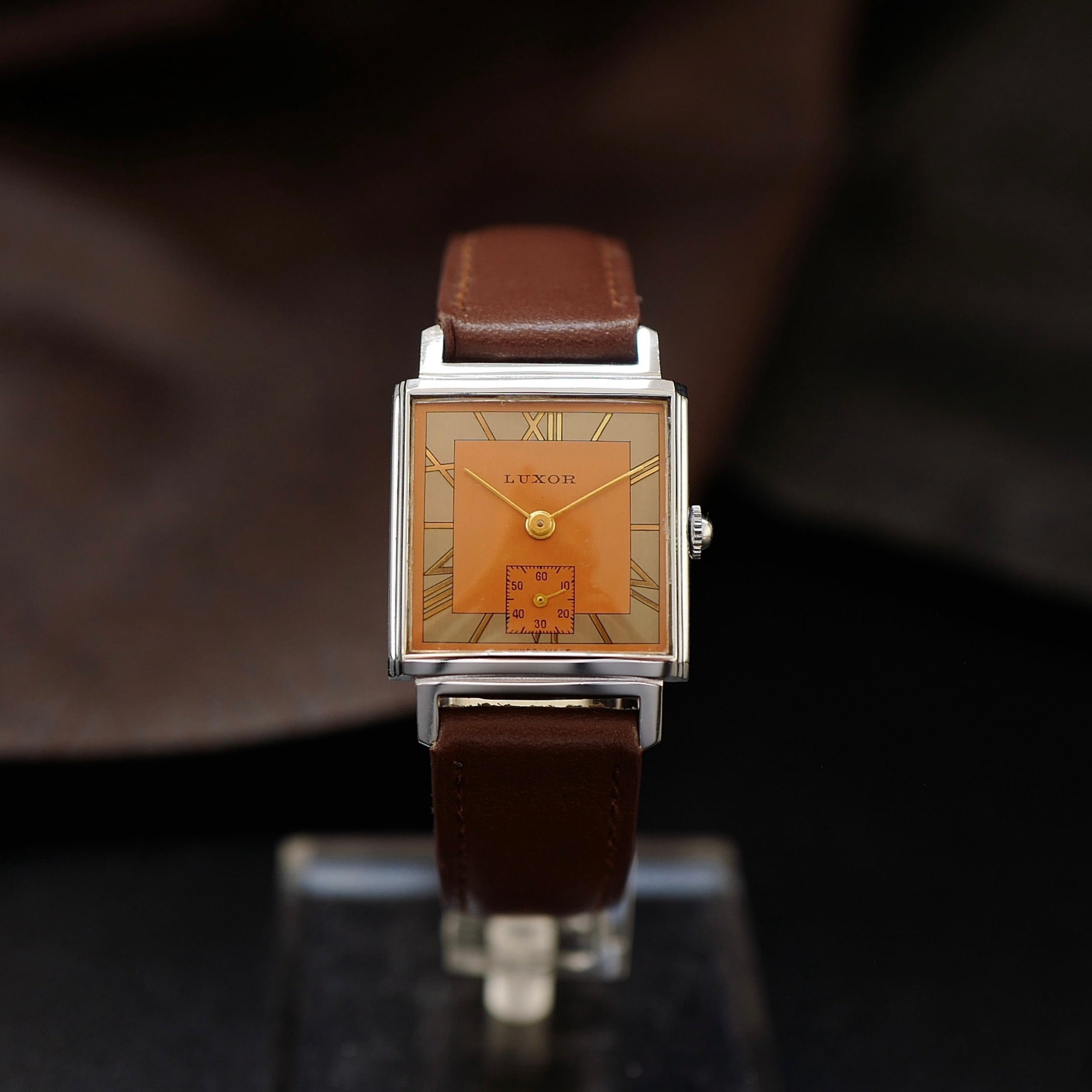 Luxor, manufacture Suisse, modèle vintage, cadran deux tons. 